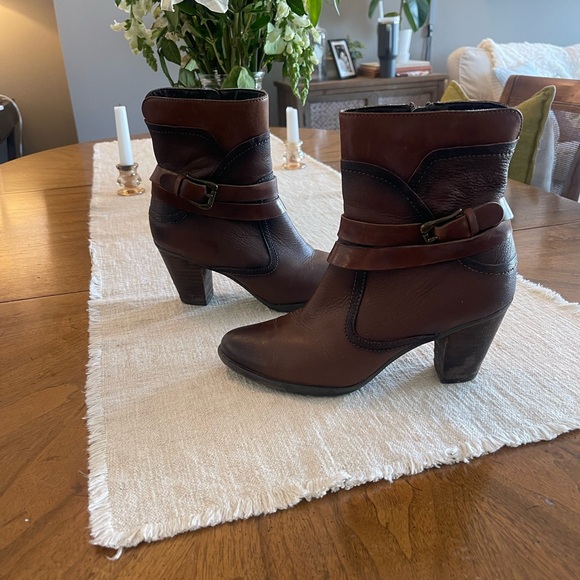 Blondo Weatherproof Brown Booties, size 8 - Picture 4 of 6